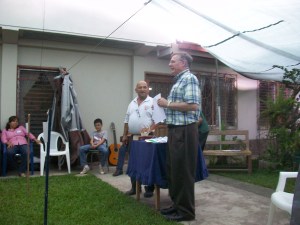 David Bercot in front of the gathering in Siguatepeque.